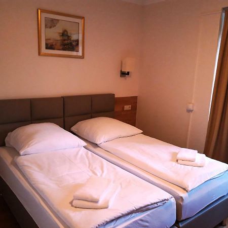 Lv Rooms & Apartments Am Luetzowplatz เบอร์ลิน ภายนอก รูปภาพ