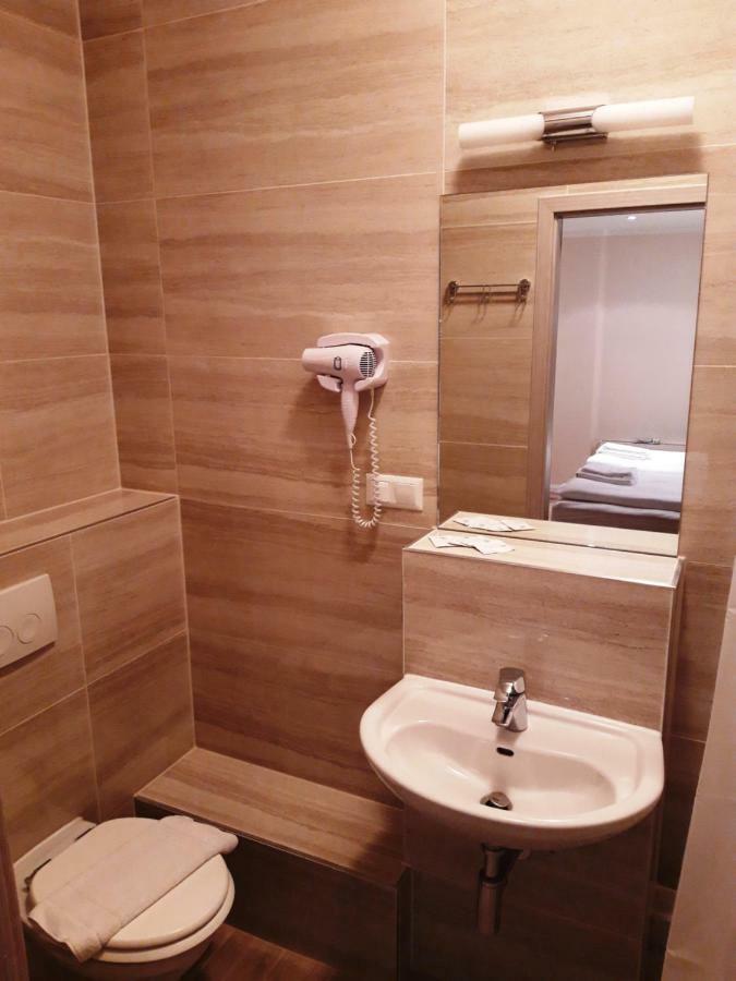 Lv Rooms & Apartments Am Luetzowplatz เบอร์ลิน ภายนอก รูปภาพ