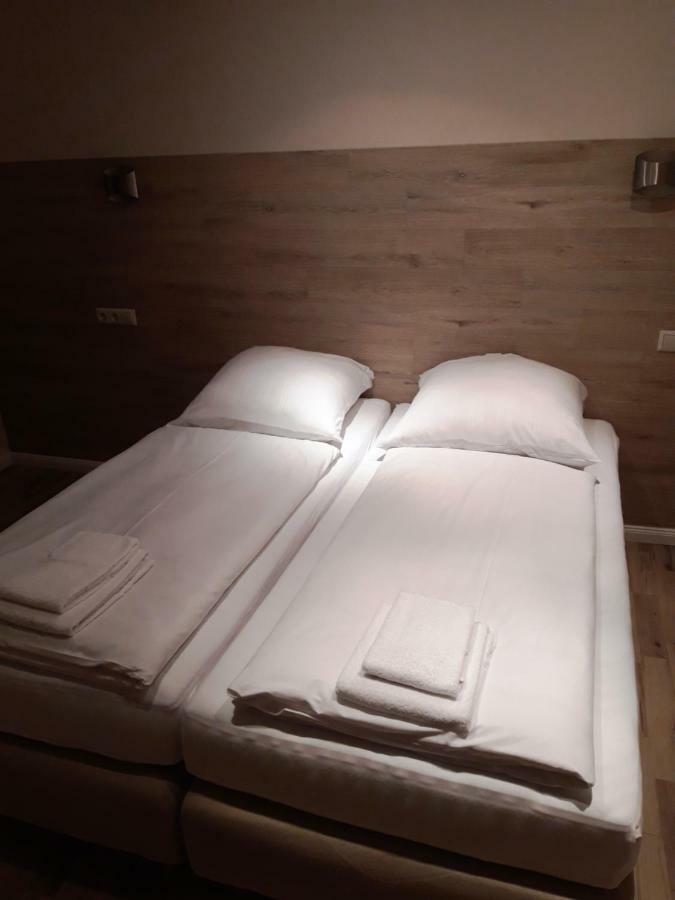 Lv Rooms & Apartments Am Luetzowplatz เบอร์ลิน ภายนอก รูปภาพ