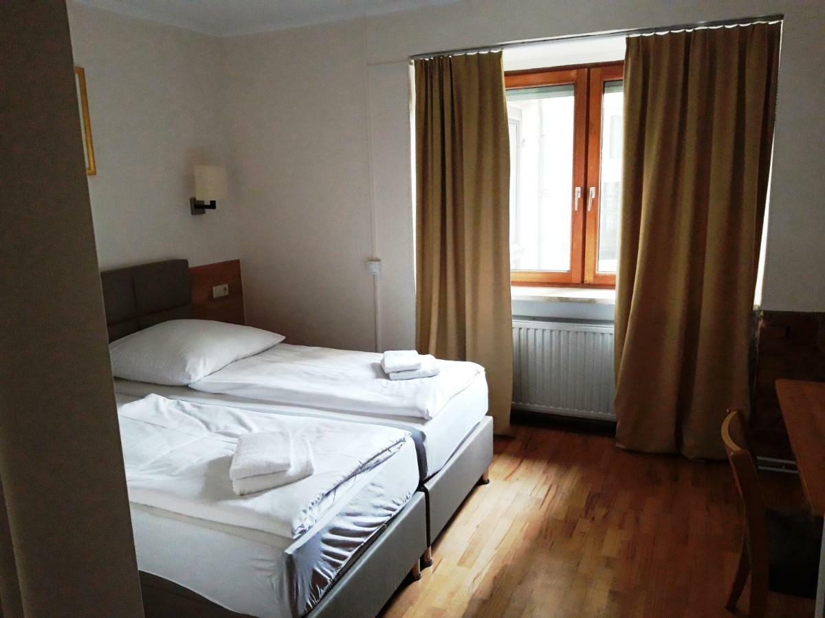 Lv Rooms & Apartments Am Luetzowplatz เบอร์ลิน ภายนอก รูปภาพ