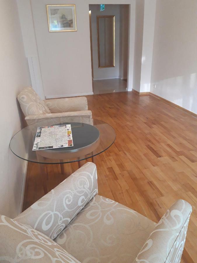 Lv Rooms & Apartments Am Luetzowplatz เบอร์ลิน ภายนอก รูปภาพ